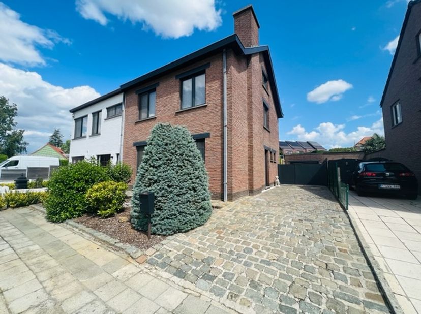Huis te koop in Elenestraat 185,
                    9620 Zottegem