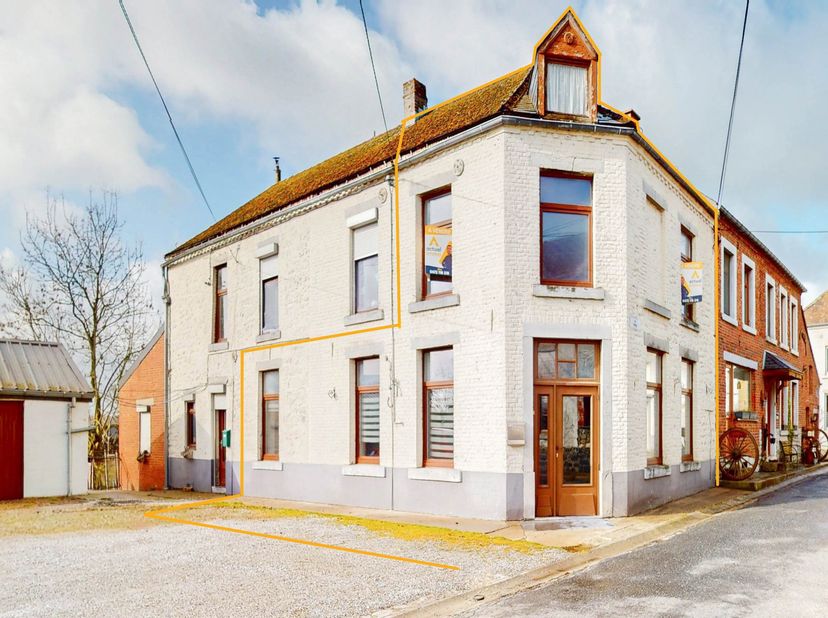 Située à Boussu-lez-Walcourt, dans un cadre calme et agréable, cette maison à rénover représente une belle opportunité pour créer un bien à votre imag