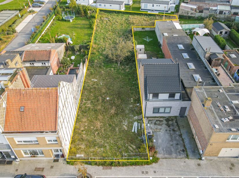 Langs de Lombardsijdelaan tussen Middelkerke en Nieuwpoort is dit mooi perceel bouwgrond van 990 m² gelegen. Door zijn centrale ligging zijn alle nodi