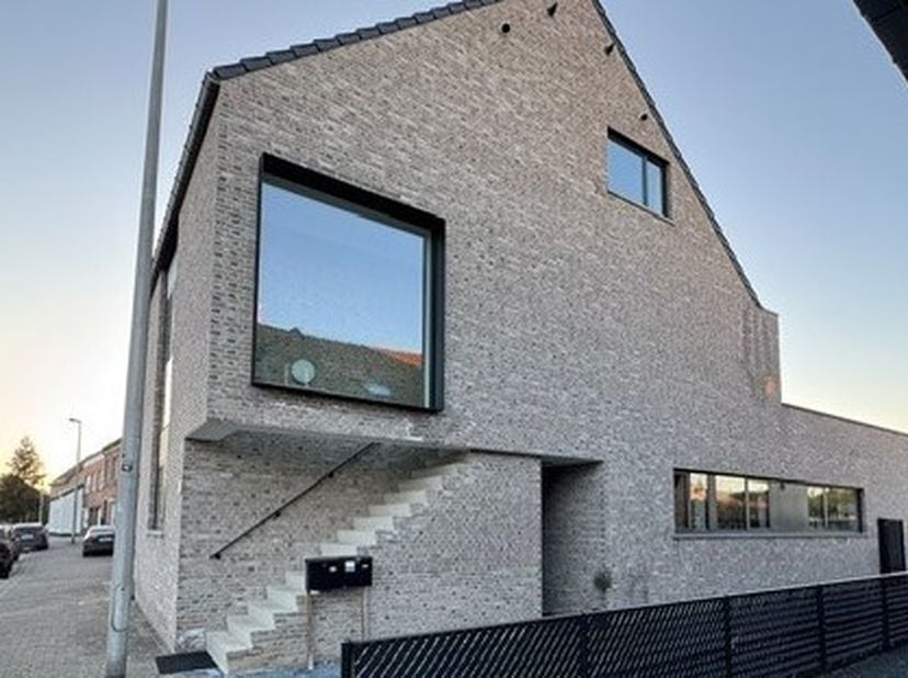 Dit recent gebouwd, energiezuinig BEN-appartement is landelijk gelegen in Veldwezelt, op korte afstand van Maastricht,<br />
gelijkvloers en met volge