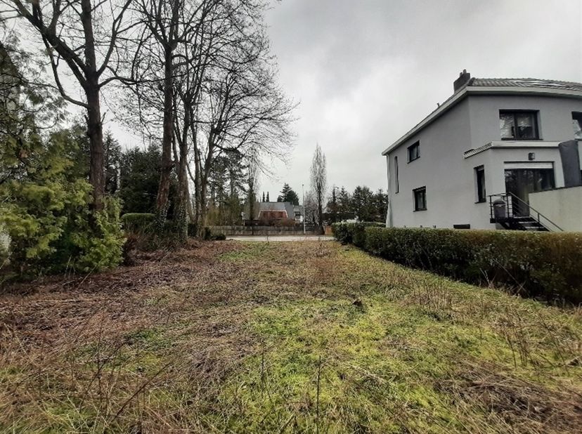 Prachtige bouwgrond gelegen op een paar honderd meter van de Britse school.<br />
<br />
Deze zuid gerichte grond heeft een breedte aan de straatkan
