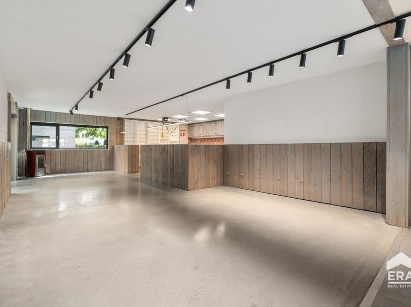 Uniek handelspand met woonst in het hart van Waarschoot Op een toplocatie in het centrum van Waarschoot vindt u dit veelzijdige halfopen handelspand m