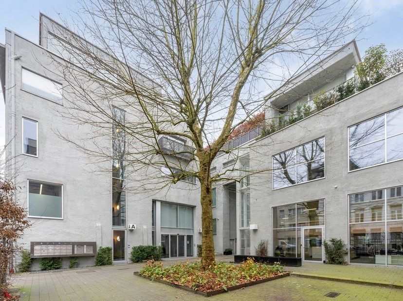 281m² de bureaux entièrement équipés et prêts à l'emploi à louer (extensible jusqu'à 2.736m²)<br />
Emplacement : stratégiquement situé à seulement 10