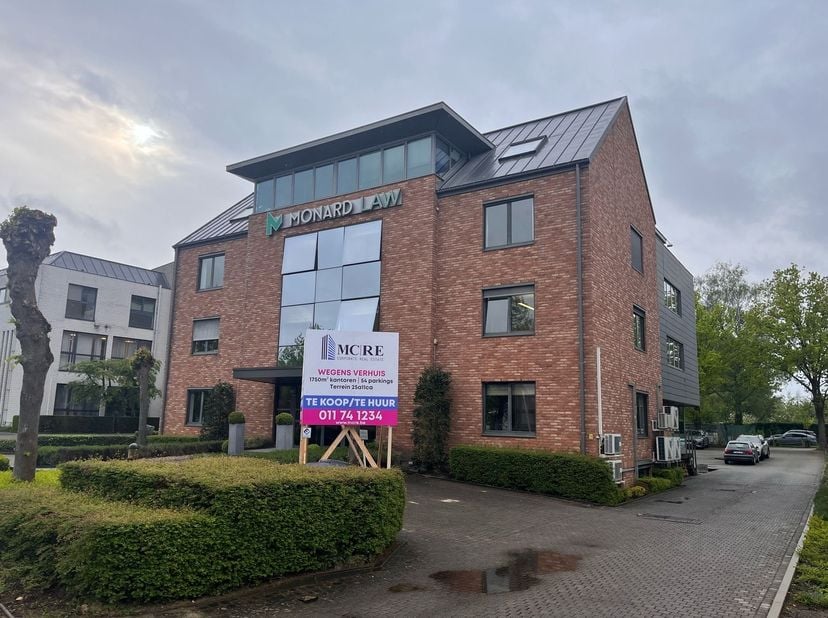 Op een prominente zichtlocatie aan de binnenzijde van de Grote Ring van Hasselt bevindt zich dit instapklare kantoorgebouw van 1.750 m², verdeeld over