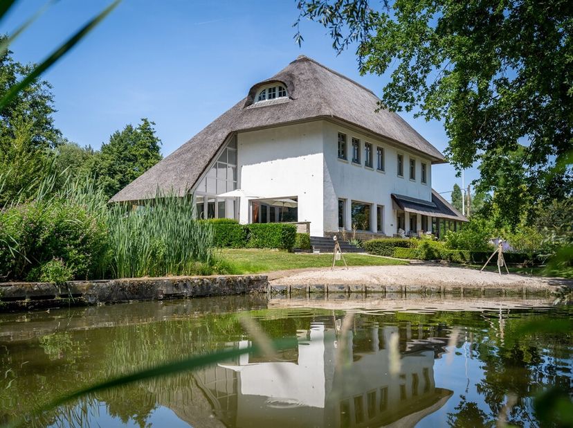 Een unieke kans om het veelzijdige Raesborre Domein in Leuven-Heverlee te verwerven, waar wonen, werken en rendement samenkomen op een uitzonderlijk p