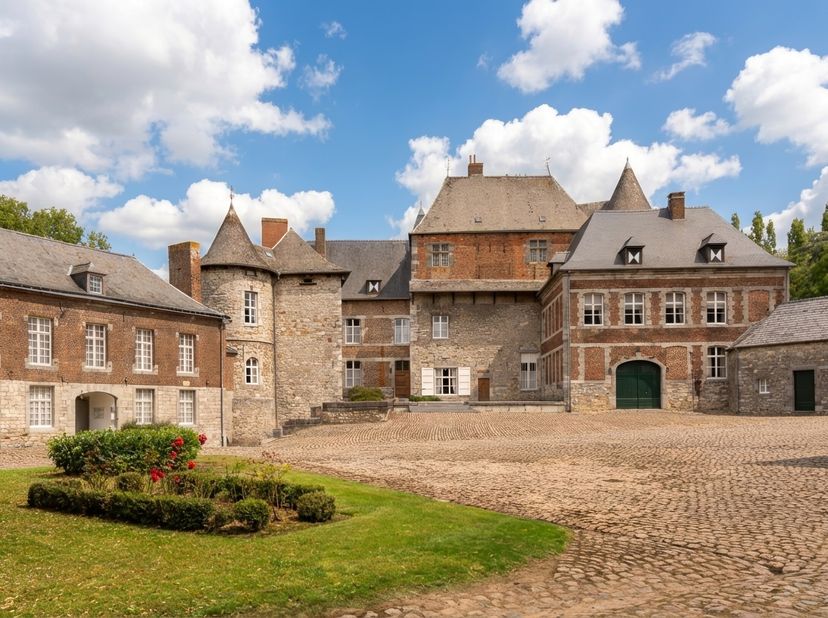 Situé entre Mons et Chimay, au cur de la Thudinie, ce château du XIVe siècle se distingue par son architecture gothique et ses tours remarquablement c