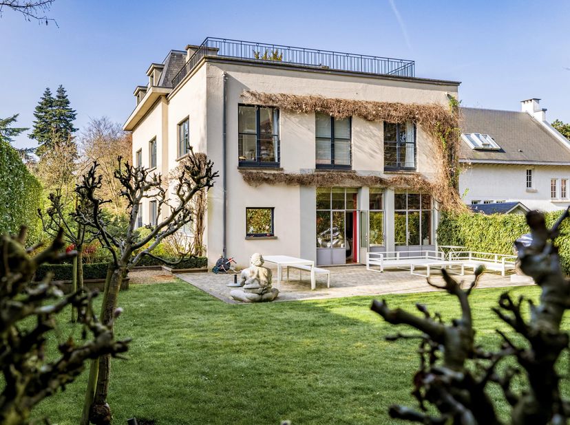 Uccle - Dans le quartier très recherché du Fort Jaco Barnes Brussels vous invite à découvrir cette sublime villa sise sur un beau terrain d'environ 9
