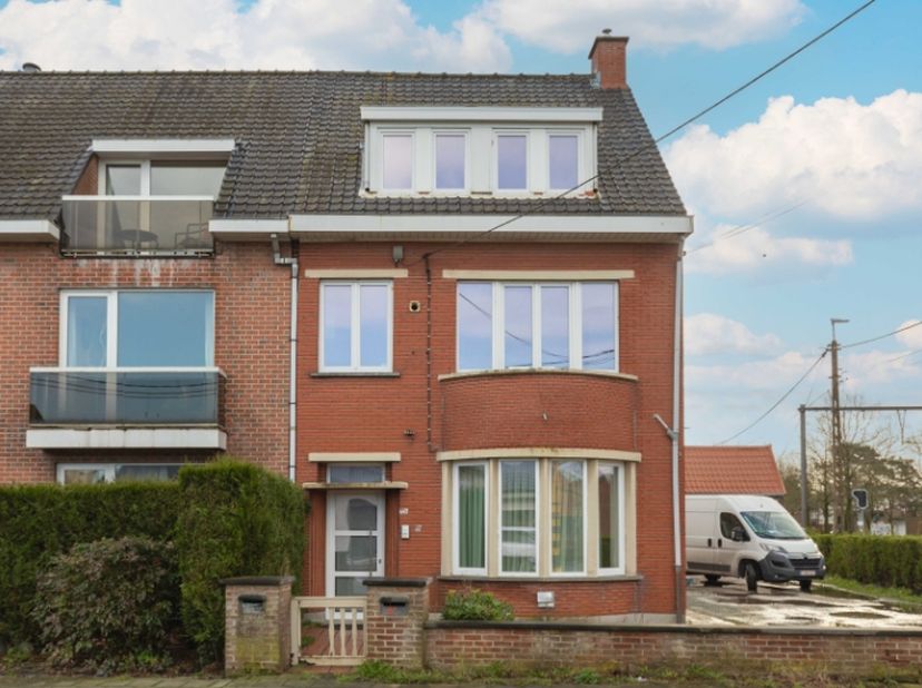 Roeselare. Opbrengsteigendom van 2 verhuurde appartementen en 1 aparte loods centraal tussen Rumbeke en Roeselare gelegen. Prijs bespreekbaar.<br />
<