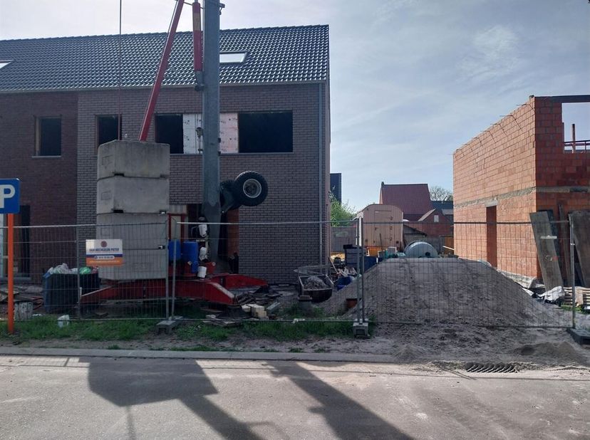 Zeer ruime nieuwbouwwoning met alle comfort.  De zuidgerichte woning heeft een totale oppervlakte van 215 m²  en  is  zeer rustig gelegen op een grond