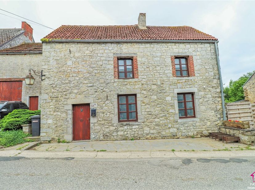 Charmante maison en pierres située dans le village de Jamiolle. <br />
Celle-ci se compose de la manière suivante : <br />
Au rez-de-chaussée : sas de