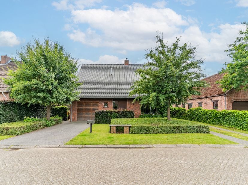 Sommige woningen voelen vanaf het eerste moment juist aan. Deze vrijstaande woning combineert rust, ruimte en wooncomfort op een manier die dagelijks
