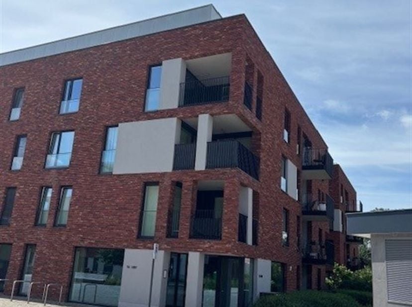 Prachtig appartement op een top locatie<br />
Ligging: Dit appartement is gelegen op de Welzijnscampus in Genk ,nabij de uitvalswegen en locale voorzi