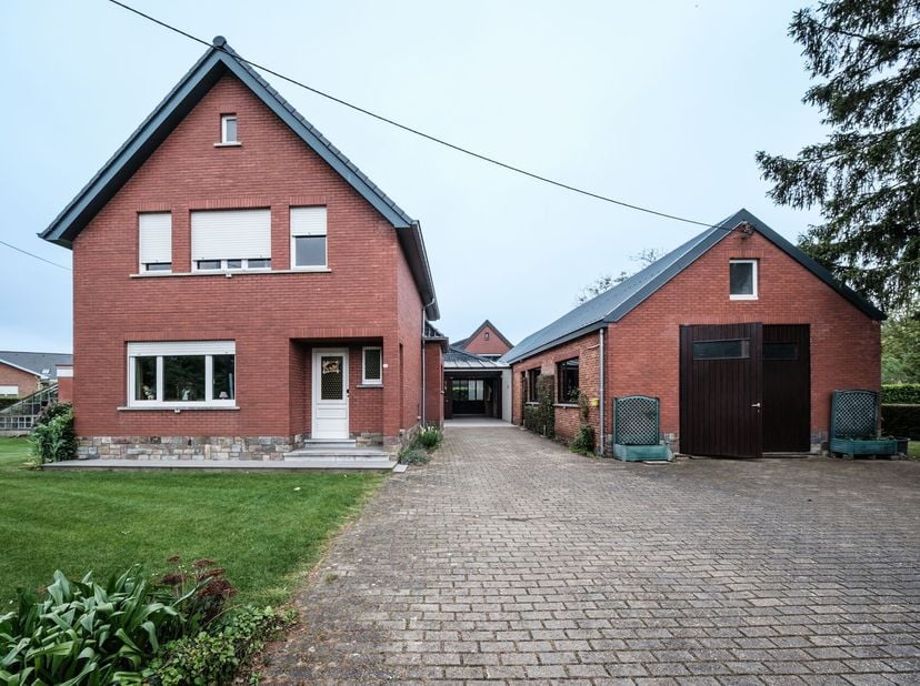 Open bebouwing te koop uit de jaren ’60 gelegen op een mooi hoekperceel van 11a 80ca, met als extra troef een ruim magazijn/atelier.<br />
<br />
Deze