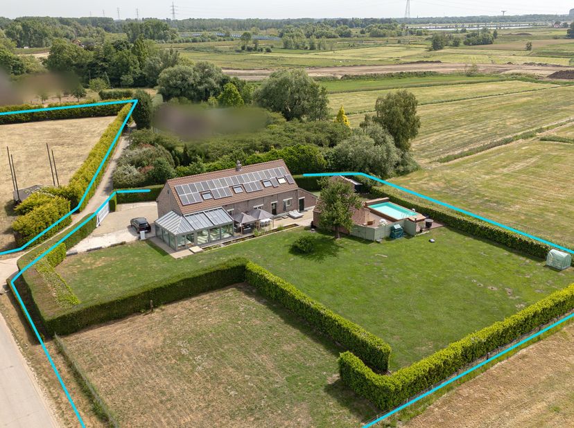 Authentieke en luxueus gerenoveerde langgevelhoeve op een domein van 6.920 m²<br />
Gelegen in een oase van rust te midden van uitgestrekte weilanden