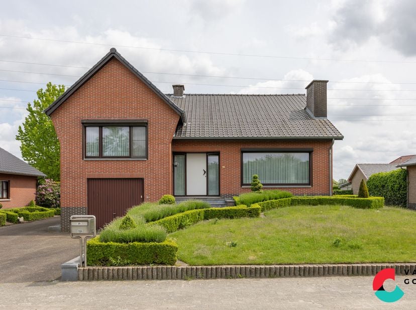 Landelijk gelegen split-level woning met een zeer ruime woonoppervlakte en een riant perceel van 20 are 72 ca.<br />
Deze woning biedt een zeer goede