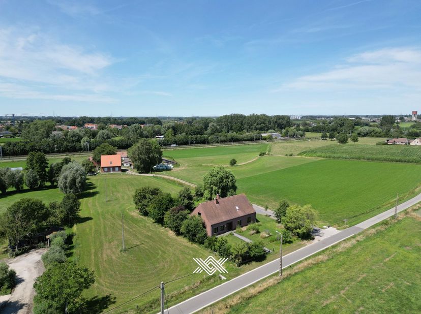 Deze ruime op te frissen woning van ca. 250 m² bevindt zich op een aantrekkelijke locatie op fietsafstand van het centrum van Zulte en Deinze. Het per