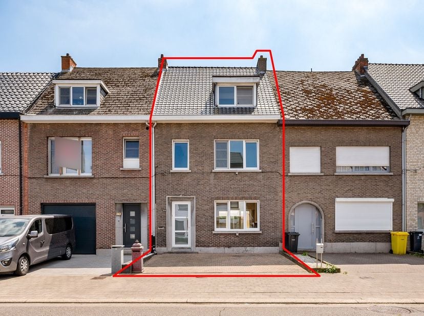 Bent u op zoek naar een ruime woning met een stevige basis die u volledig naar eigen smaak kunt renoveren? Zoek niet verder!<br />
<br />
Deze karakte