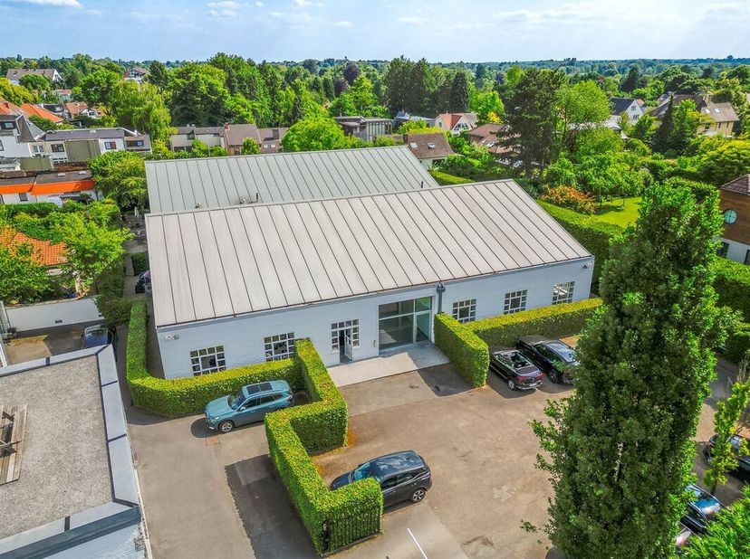 Property One vous propose à la location de superbes bureaux idéalement situés en arrière de la Chaussée de Waterloo à Rhode-Saint-Genèse, dans un envi