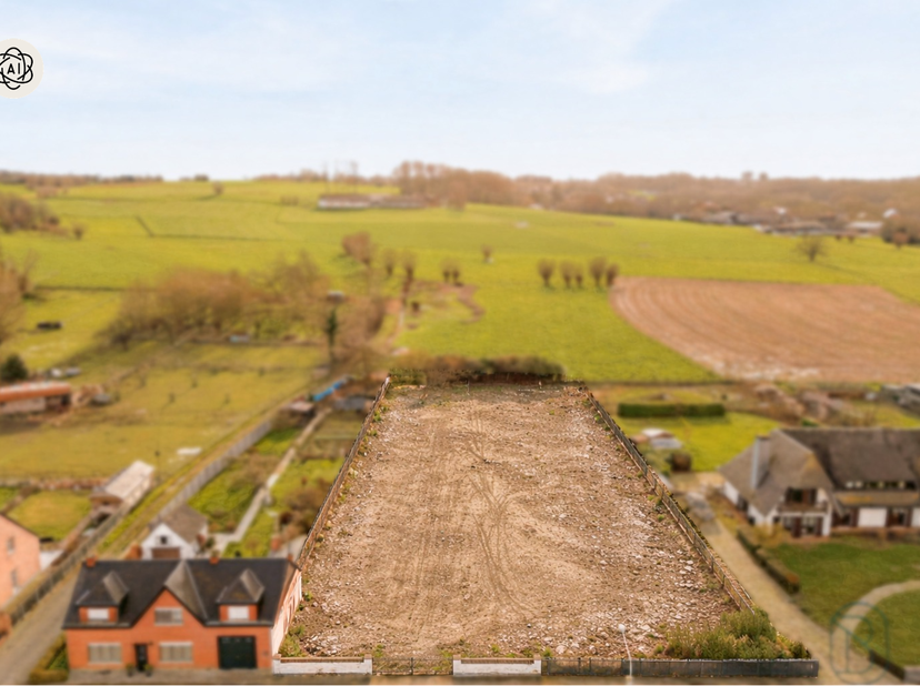 Te renoveren charmante hoeve met véél potentieel, gelegen op een ruim perceel van 2.577 m² in landelijk woongebied. Deze eigendom biedt tal van mogeli