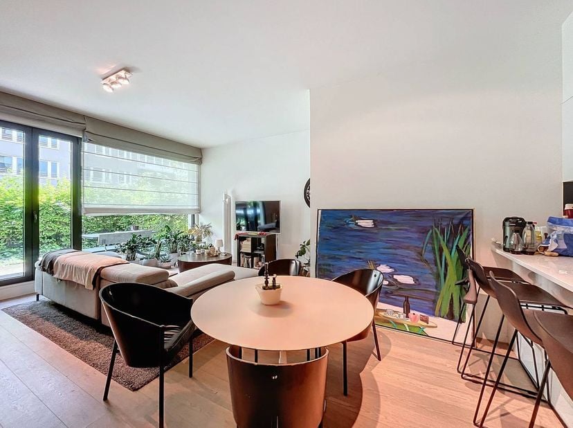 Brussel: Dit ruime 3-slaapkamerappartement, met een groot terras van 40 m² en hoogwaardige afwerkingen, is perfect gelegen nabij winkels en openbaar v