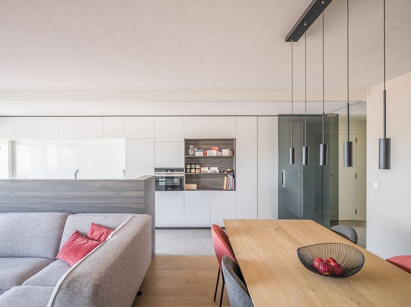 <br />
Dit stijlvol appartement op de zevende verdieping beschikt over een bruikbare vloeroppervlakte van 114 m², twee terrassen en een ondergrondse a
