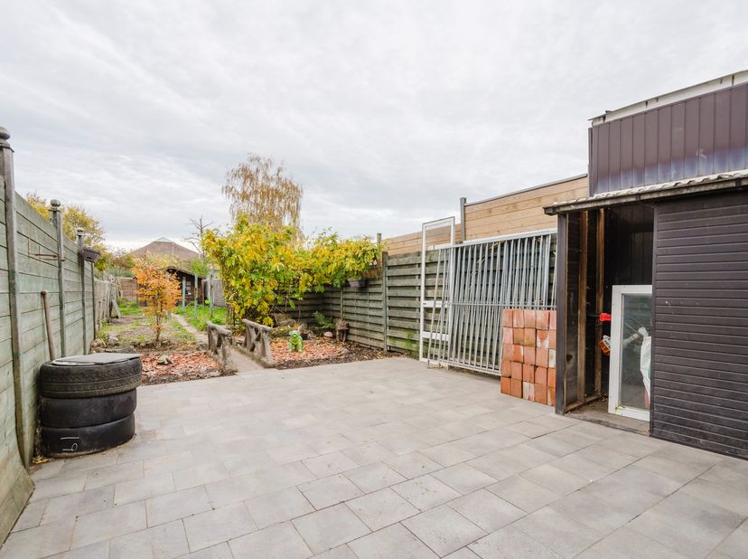 Welkom in de Kweestraat 85 te Wevelgem, waar deze op te frissen woning terug te vinden is. De inkomhal leidt u naar de inpandige garage en verder naar