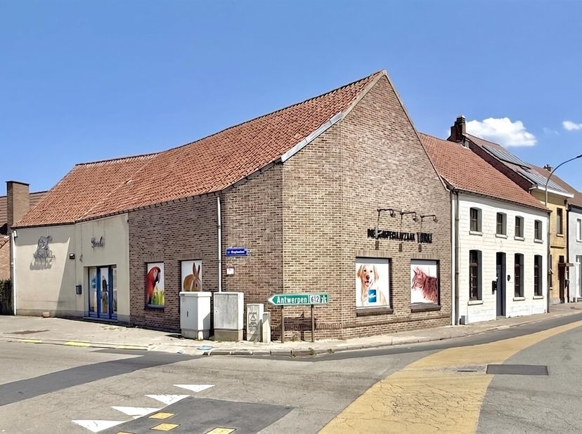 Ruim te renoveren handelspand met woning met veel mogelijkheden en potentieel.<br />
Oppervlakte handelspand: 457m² - oppervlakte woning: 162m² - tota