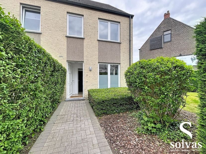 BEZOEKMOMENT VOLZET<br />
Half open bebouwing (kleine woonst, maar alles aanwezig) met tuin en carport in het centrum van Lotenhulle, dicht bij de gro