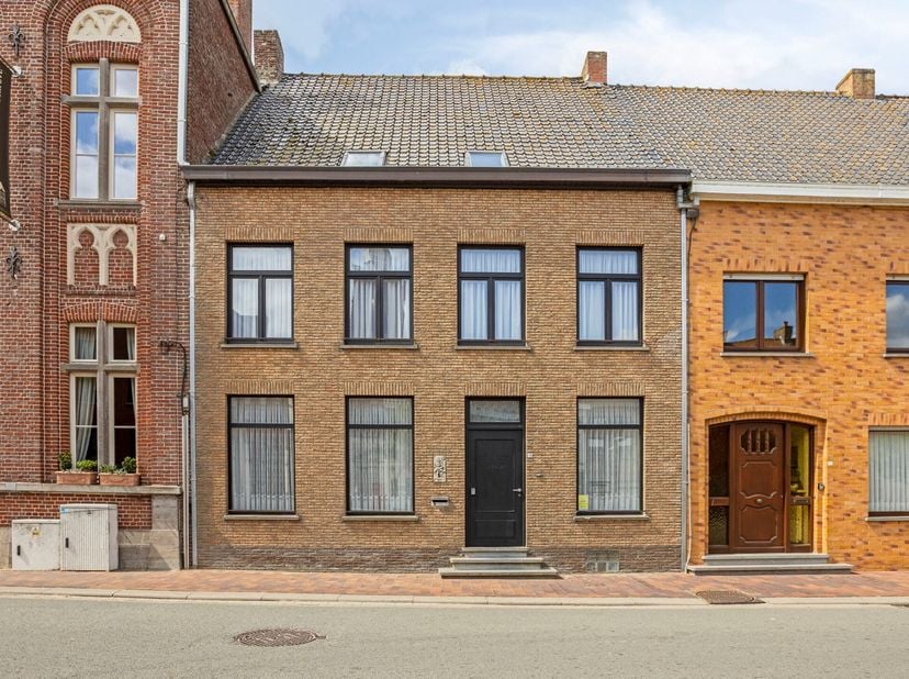 In de Prof. Rubbrechtstraat in Roesbrugge, een charmante deelgemeente van Poperinge, bevindt zich deze bijzonder ruime vakantiewoning met een bewoonba