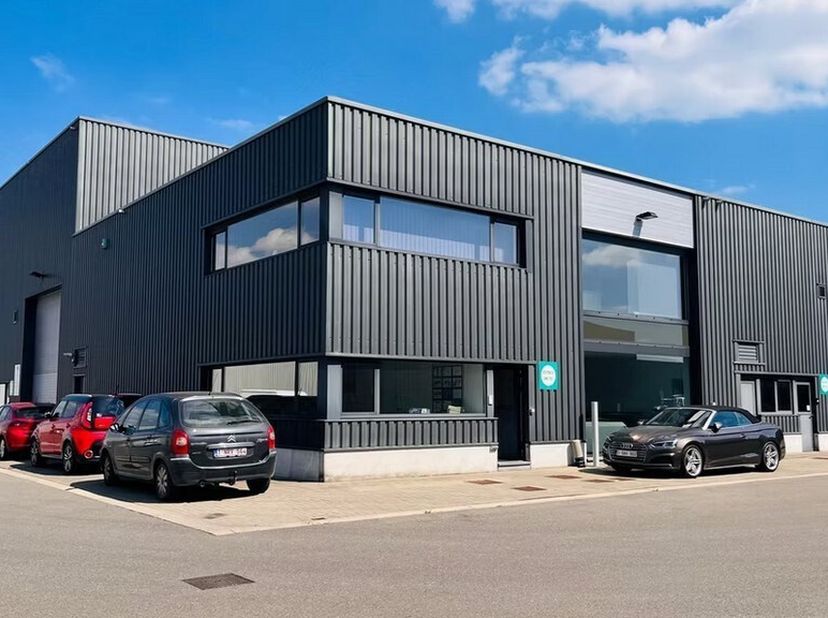 Entrepôt de 2 160m² avec 2 quais de chargement et bureau de 388m² (deux étages)<br />
Emplacement : parc industriel de Malle, le long de la N12 et prè