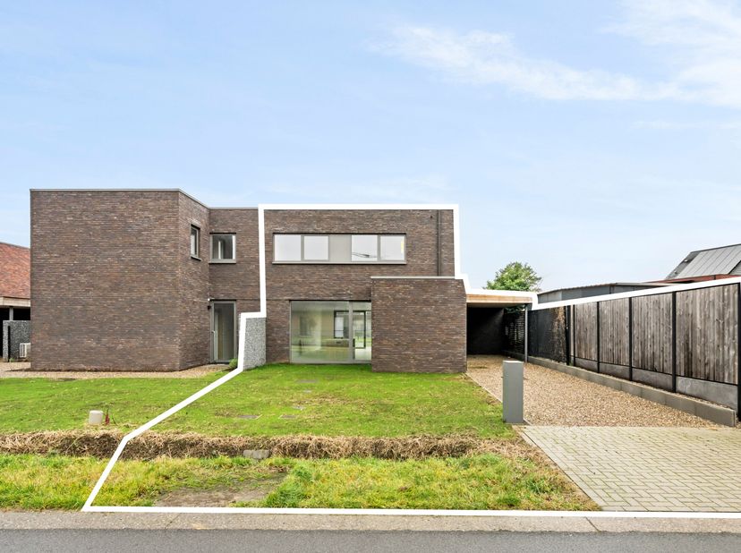 Deze bijna-energie neutrale woning bevindt zich op wandelafstand van het natuurgebied 'De Most' te Balen, op een perceel van 446 m². De woning omvat o