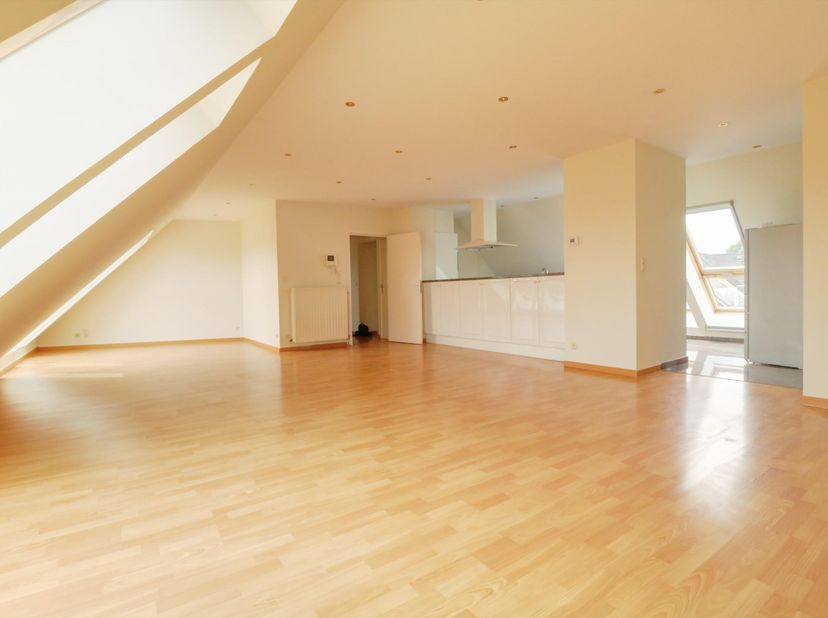 Mooie flat van 130m² in zeer goede staat en bestaande uit :<br />
- 3 slaapkamers met parketvloer (19 + kasten - 12 + kasten - +-9m²)<br />
- 2 badkam