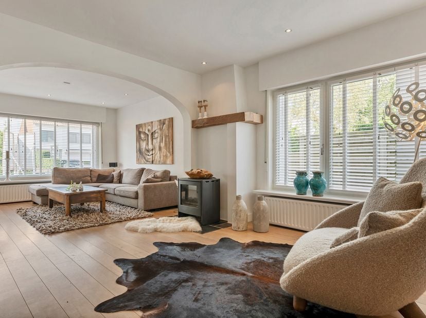Tijdloze, vrijstaande woning met 4 slpk. gelegen in het centrum van Wortel - Hoogstraten.<br />
INDELING<br />
Gelijkvloerse verdieping:<br />
- Inkom