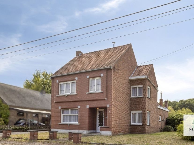 Bent u op zoek naar een woning met ruimte, karakter en tal van mogelijkheden om uw eigen woonproject te realiseren? Dan is deze te renoveren gezinswon