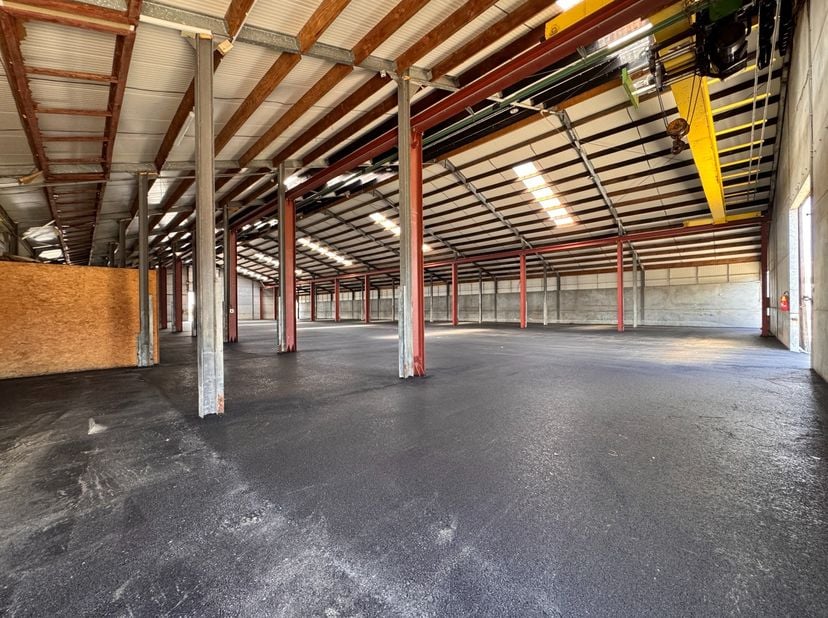Op een vlot bereikbare bedrijvenzone langs de Industrieweg in Zwevezele ligt deze ruime en functionele magazijnruimte van +/- 1.890 m². De locatie gen