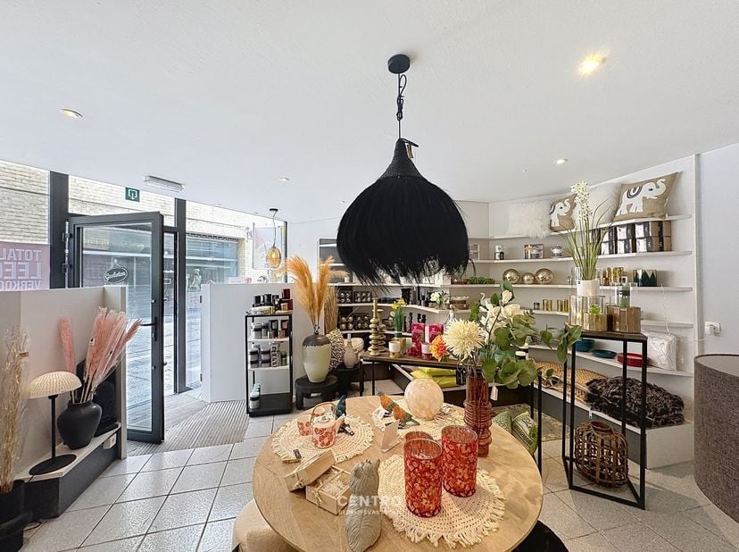 Handelspand met instapklare woonst op toplocatie in het centrum van Blankenberge!<br />
<br />
Commerciële zichtbaarheid, een instapklare woning en ee