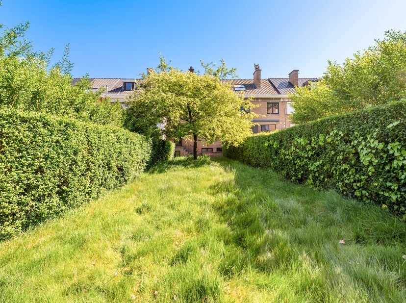Te renoveren woning met 4 slaapkamers en diepe tuin op toplocatie in Kortrijk!<br />
 Gelegen op een toplocatie, biedt deze woning tal van mogelijkhed
