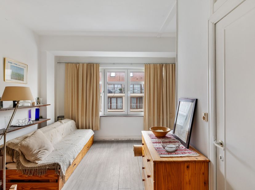 Gelegen op de derde verdieping van residentie Mistral geniet u van een open, lichtrijke studio. Dankzij de centrale ligging op wandelafstand van het s