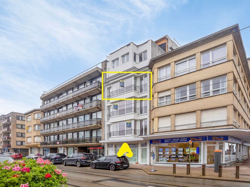 Volledig gerenoveerd appartement met 2 slaapkamers gelegen op de derde verdieping op 100m van het strand!<br />
<br />
Het appartement omvat lichtrijk