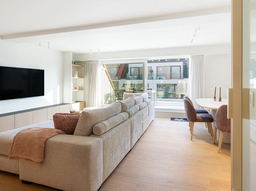Zeer luxueus gerenoveerd duplex-appartement met drie slaapkamers, ruime terrassen en binnenzwembad in het gebouw.<br />
Uitzonderlijk duplex-apparteme