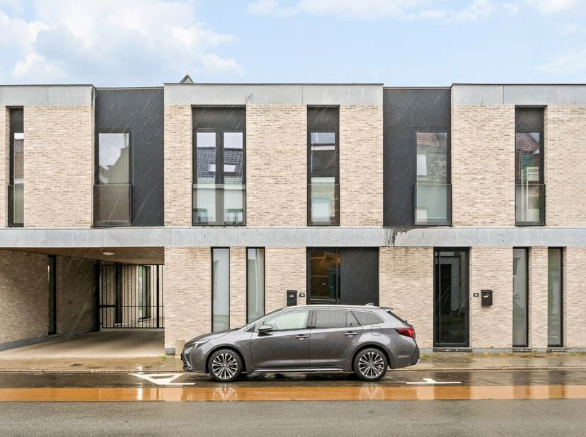 - Instapklare BEN-woning<br />
- Ideale ligging in Kortrijk: Hugo Verriestlaan 100<br />
- Lichtrijke leefruimte met ingerichte keuken<br />
- Zuidwes