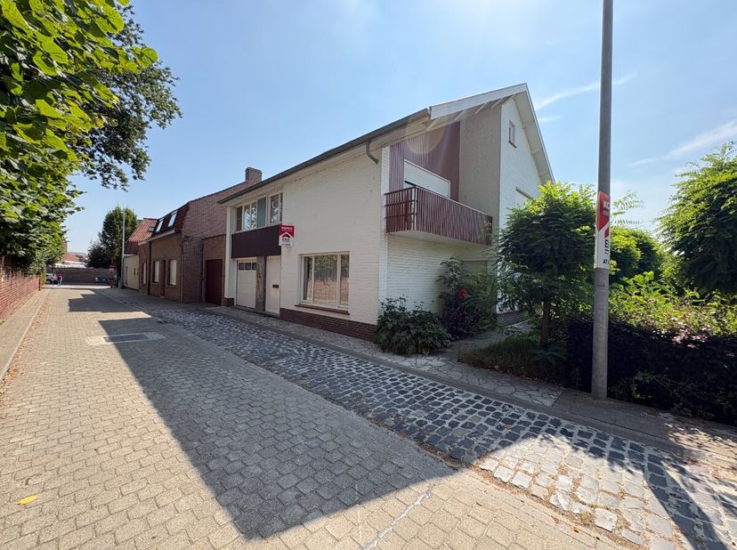 Gelegen in een aangename en rustige omgeving in Geluwe bevindt zich deze ruime halfopen gezinswoning met garage, praktische uitweg langs de zijkant en