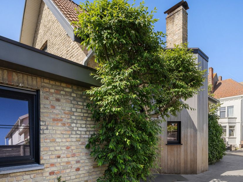 De Panne: Villa met garage, oprit en 4 slaapkamers te koop! Deze gemoderniseerde villa is ideaal gelegen in het centrum van De Panne, in alle rust, op