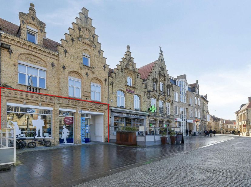 Ce bâtiment commercial, situé sur la Grote Markt dans le centre de Furnes, offre de nombreuses opportunités.<br />
Avec ses 178 m² d'espace commercial