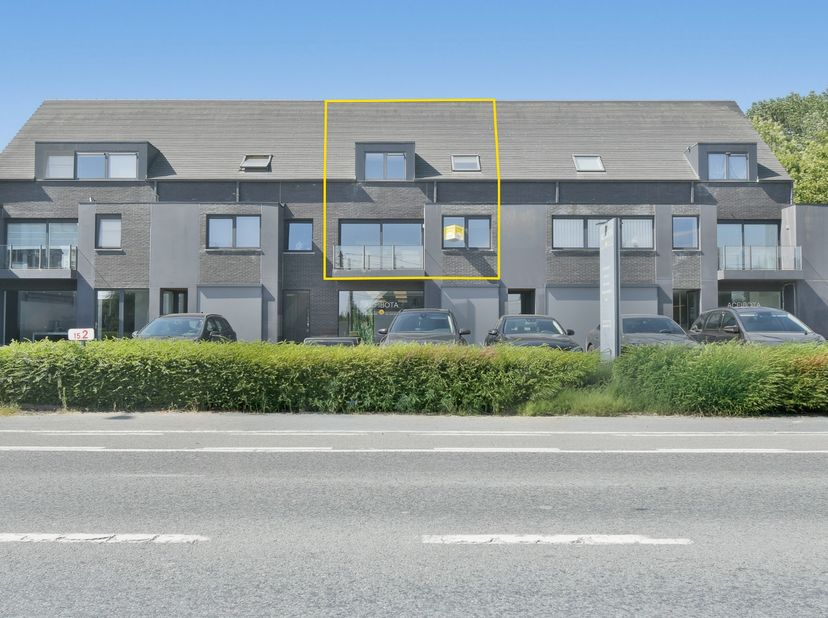Dit ruime en lichtrijke duplexappartement in Eernegem biedt een comfortabele indeling en alle ruimte voor een gezin of wie graag royaal woont.<br />
<