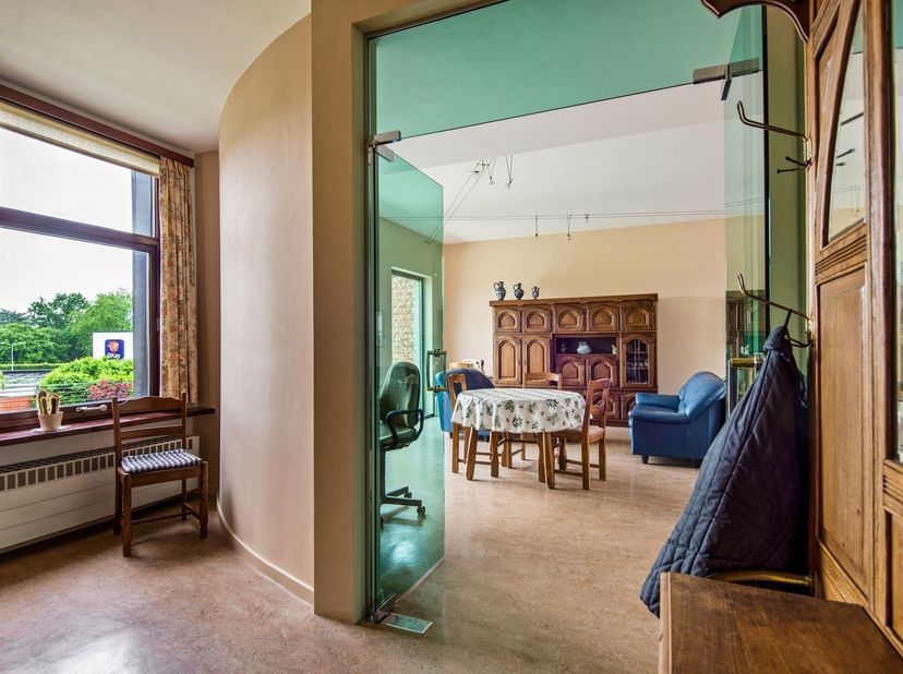 Veelzijdige woning met ruimte voor het hele gezin<br />
<br />
In een aangename en centraal gelegen buurt in Hemiksem vindt u deze verrassend ruime