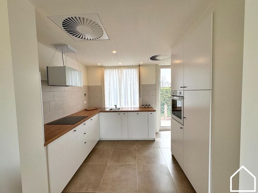 Deze woning is ideaal voor wie op zoek is naar een investering! Deze woning is reeds verhuurd voor minimaal 3 jaar vanaf 1/11/24 voor 790 euro/maand.<