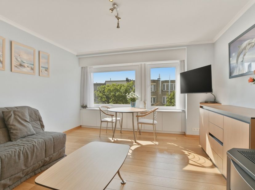 In een kleinschalige appartementsgebouw bevindt zich op de tweede verdieping dit smaakvol vernieuwde en instapklaar appartement op een centrale locati