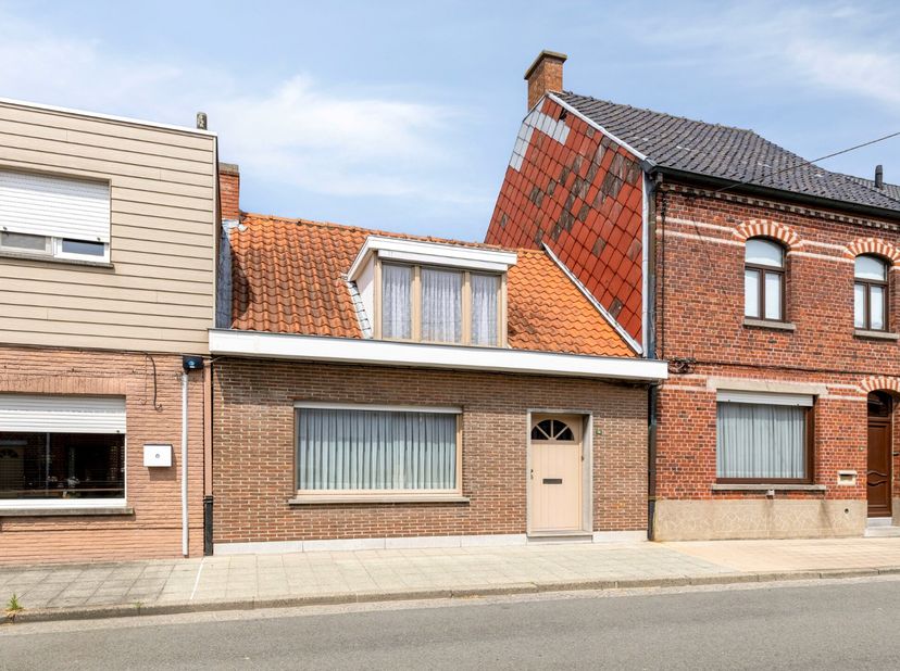 Toplocatie en vlotte bereikbaarheid...<br />
<br />
Deze te renoveren woning betreden we via de inkomhal. Op het gelijkvloers is een woonkamer met ach