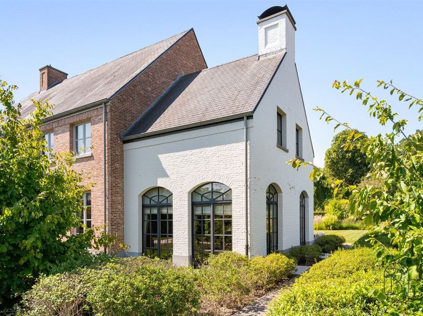 Deze grote prachtige klassevilla is dé ideale woning voor mensen op zoek naar luxe &amp; comfort, kwaliteit en ruimte. <br />
Deze woning is goedgelegen i